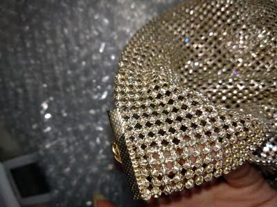 很闪，但是感觉做工有点小瑕疵，还有买了三件，三个物流，三个不同地发货！也是厉害了！而且物流超级无敌慢！一周才到手上！客服态度很冷淡！