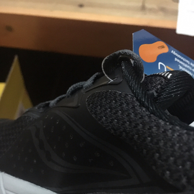 还行吧，两双中一双比较差，给换了，态度也可以