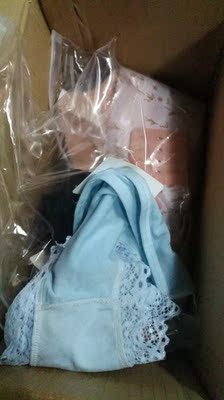 首先，真的很感谢店家耐心解答，给了我最合适的尺码，这个连我自己都量的不准，买的刚刚好，舒服，大小合适！ 其次，我的快递写错了地址，然后，和店家联系，店家马上帮我转寄了，一点都没耽误时间！ 最后！还送了内裤，真的非常不错！已经收藏了！推荐大家！