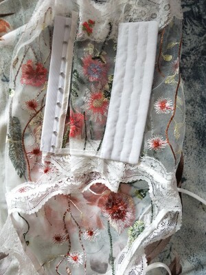 刚收到宝贝就忍不住先试了一下，哇，第一次穿这种性感的，感觉很不好意思，闺蜜直呼说好看，说肯定会迷死我老公，嘿嘿，闺蜜也忍不住让我帮她买，质量也好好，很舒服，这个价好值