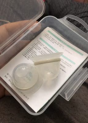 给大家一个参考,同事买了一个日本某款,太大了不好用。这个的话可以直接吸附,就是要注意力道,不然有点疼。粉色的那个是日本的,不实用 给大家一个参考,同事买了一个日本某款,太大了不好用。这个的话可以直接吸附,就是要注意力道,不然有点疼。粉色的那个是日本的,不实用