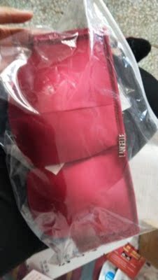 喜欢的款式,喜欢的颜色,轻薄无痕,穿着无束缚。聚拢效果非常好,性感迷人。肩带拆了也不会下滑,平时喜欢穿露肩装和抹胸裙的不要犹豫,就是它了!!! 喜欢的款式,喜欢的颜色,轻薄无痕,穿着无束缚。聚拢效果非常好,性感迷人。肩带拆了也不会下滑,平时喜欢穿露肩装和抹胸裙的不要犹豫,就是它了!!!