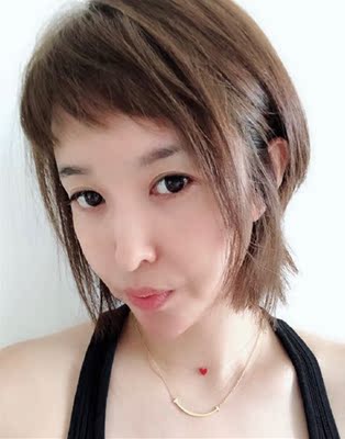 无意间看朋友圈有人发Ahkah的小红心就喜欢上了 正巧朋友在淘宝找代购买过 就让他推荐了这家店铺 拿到手第一感觉好精致 带脖子上特别显白 可爱又性感 真的超级喜欢