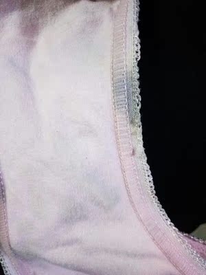 内衣收到这也不知道是第六件了可是每次买了回去最重要的一个问题就是所有的都会滑肩，我也不知道是我个人的原因还是这肩带的问题。为什么我还坚持买了因为他家的内衣我已经穿习惯了，无钢圈穿起来不勒，但是这次买的这款黑色的我不得不说，洗了之后那颜色染在内裤上去了，真的很郁闷。第一次遇到这样的事情。。。。。