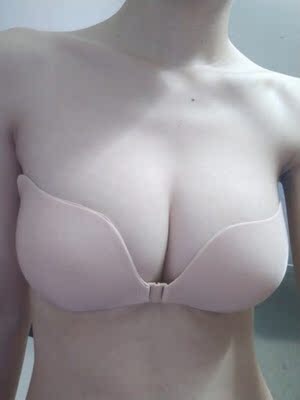 因为是露背装，所以只能选择乳贴，第一次使用乳贴，戴上非常舒服，没想到胸小的我戴上非常合适，而且形非常不错，包装也很好，非常卫生，老板还送了小礼物，太感谢了，以后有需要还会再来的，。胸小穿上罩杯立马上升，每个细节都很用心，这样的好卖家，先赞一个，而且价格很美，没得挑！下次有机会还来全五分！