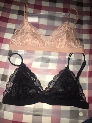 刚拿来以为会很透 没想到非常奶思 还送了乳贴 很轻薄透气 我是不会凸点 就算凸还有乳贴啊 比厚重的内衣好太多啦 也不会很松垮 底部袋子还是有紧度的 不会担心抬手或者大动作内衣会上走