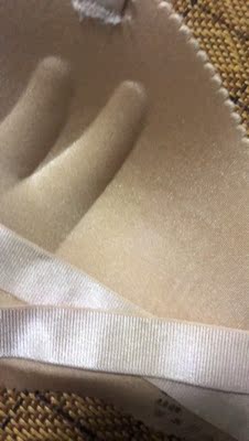 材质挺揉软的,应该是胸小MM的福利,实惠好用,而且还包邮,夏天可以穿很多露肩的衣服。但是如果胸比较大的话,效果不是很好,因为材质比较柔软,所以托不起来那么大的重量,穿衣服胸型不好看,特别是紧身的衣服,胸大的注意了! 材质挺揉软的,应该是胸小MM的福利,实惠好用,而且还包邮,夏天可以穿很多露肩的衣服。但是如果胸比较大的话,效果不是很好,因为材质比较柔软,所以托不起来那么大的重量,穿衣服胸型不好看,特别是紧身的衣服,胸大的注意了!