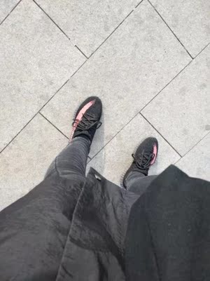 脚感简直了，不要太舒服。一到货就穿上出来溜达了。果然是一分钱一分货。货比了好几家，最终选择这家购买，看来我的选择是很明智的。接下来可以去健身运动咯。谢谢店主。我会推荐给其他朋友的。