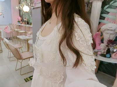 雪纺的料子 比较柔软透气 垂感也强 下摆是双层的不用担心会透  前襟和袖子上有很多小花～走动的时候小花也跟着动～穿上感觉自己真真是个小仙女了哈哈 我163cm..最近吃胖了 都110斤了..但是穿m的刚刚好