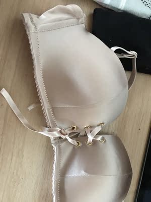 本来还是挺喜欢的,穿了两次之后,忽然发现挂肩带的位置快断了!怎么可以这么差,我失望极了! 本来还是挺喜欢的,穿了两次之后,忽然发现挂肩带的位置快断了!怎么可以这么差,我失望极了!