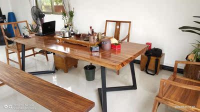 是实木的，做工精致，很结实，款式漂亮