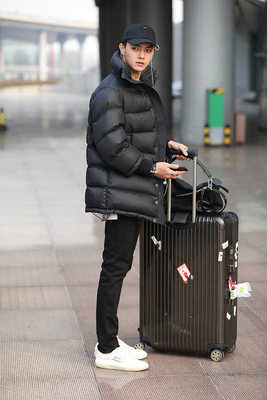 摸着良心说。很厚，贼厚。 还好是买给我妈，反正我贼不喜欢这么厚! 下面是别的东西的评论 摸着良心说很好很舒服，正正好b75，就是有一点点紧咯 所以不知道可不哭买大一个码 我会回购的很方便，不过里面的海绵确实容易洗了出来，但是真的很百搭胸小nice!zuij最近看延禧攻略啊啊啊啊啊好喜欢