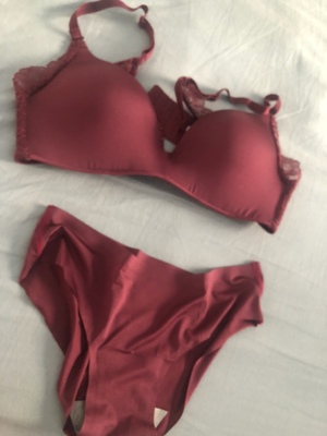 颜色太漂亮了,实物和图片一样,性价比挺高的,质量赶紧不错,罩杯也很聚拢,不空杯,罩杯大小很合适,很适合胸小mm,料子也不错,这款宝贝真的很舒服,这是我穿的最舒服的一款,侧翼透气很不错,对于我这种胸小的来讲非常适合无钢圈的,穿着软软的,就跟真的一样,料子摸起来也很舒服,肩带很好一点也不勒,总的来讲,很划算,还是自己喜欢的颜色,非常好。 颜色太漂亮了,实物和图片一样,性价比挺高的,质量赶紧不错,罩杯也很聚拢,不空杯,罩杯大小很合适,很适合胸小mm,料子也不错,这款宝贝真的很舒服,这是我穿的最舒服的一款,侧翼透气很不错,对于我这种胸小的来讲非常适合无钢圈的,穿着软软的,就跟真的一样,料子摸起来也很舒服,肩带很好一点也不勒,总的来讲,很划算,还是自己喜欢的颜色,非常好。