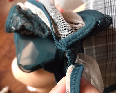 文胸细节做得太差了，到处都是线头，拿到手有些失望，感觉有些不值