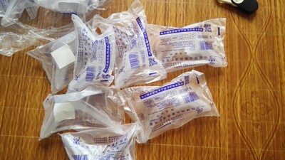 价格挺便宜的。比药店理事会多了。就是感觉做工有点软。卖家发货包装有点太简单了。就拿个袋子一套算完。幸好没有破损。好评吧! 价格挺便宜的。比药店理事会多了。就是感觉做工有点软。卖家发货包装有点太简单了。就拿个袋子一套算完。幸好没有破损。好评吧!