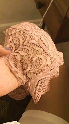 颜色挺好看的。但是吧穿着总是有点不是很舒服。好像太开了点。。然后下面太细勒着不太舒服还会滑。。洗完以后内衬就皱了也是懵逼。。。。。还是喜欢那个西班牙牌子的。。。。