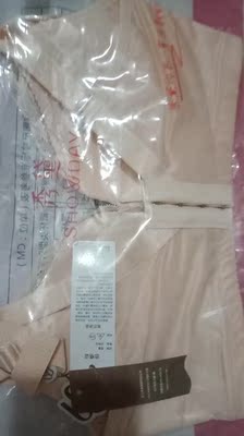 以前在实体店买过，昨天突然在网上看到有卖的，而且有优惠，所以就拍了两件，今天就收到货了，快递特别给力。试穿了一下，效果不错，颜色也很喜欢，还送了收纳盒，很有爱哦！客户特别有耐心。很开心地一次网购！谢谢老板！！！