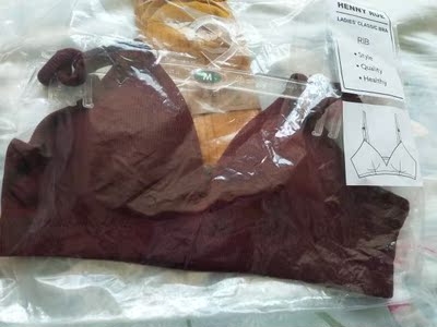 穿着挺舒服的，质量很好，还没洗不知道掉不掉色。店家服务态度非常好，还送了一双袜子，