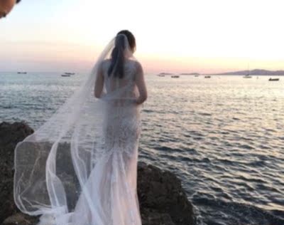 为了拍婚纱照买的，贴上去没有掉，很好！质量非常好，与卖家描述的完全一致，聚拢效果非常满意,透气性也不错，真的很喜欢，完全超出期望值，发货速度非常快，包装非常仔细、严实，物流公司服务态度很好，运送速度很快，没有耽误拍婚纱的时间，很满意的一次购物，上个拍照的花絮。