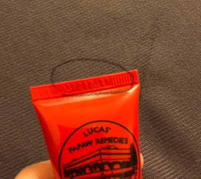 圈出来的图这家买的&hellip;没圈圈的是澳洲朋友带的&hellip;店里页面以及官网图片都是我澳洲朋友给我带的那个样子的，条纹位置不一样，我自己也不清楚，店家解释批次不一样这些也是不一样，可收到的名字画圈部分字体大一号&hellip;我也不会辨别，你们自己看吧，膏体颜色没问题，香味不太一样，原本的用久了，估计味道和新的就是不太相似的。会认得告诉我一声呗，假货太多我也怕瞎用，也没有说店家的一定是假的，或许真是批号