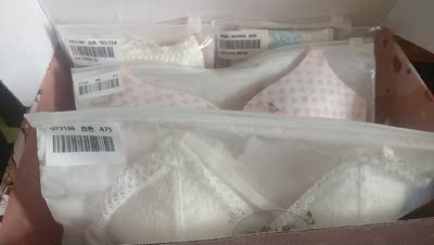 上次买了一个感觉不错，这次一次性买了三个，包装可好了，很少女，还送了透明肩带