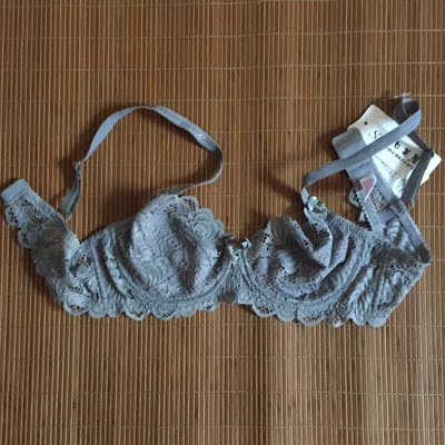 这款内衣镶满蕾丝，确实很薄的。比较衬托胸部，隆胸效果也挺好，价位适中。服务态度好。