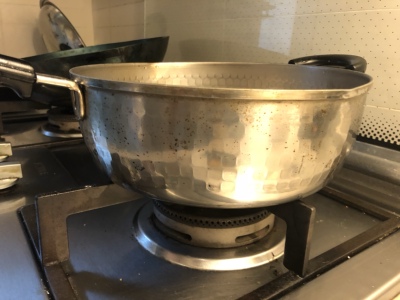 还可以,味道和意大利那款公鸡牌很像,但是膏体相对不呛人,用来清理雪平锅,效果如图。 还可以,味道和意大利那款公鸡牌很像,但是膏体相对不呛人,用来清理雪平锅,效果如图。