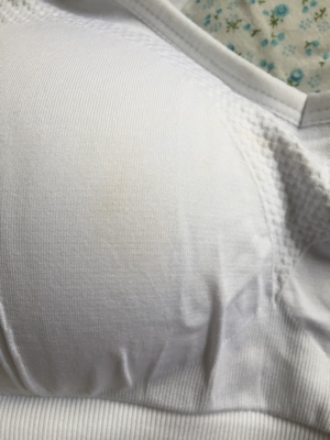 白色的脏就算了，变形了是什么wanyi？这种变形根本不会还原，上身不平整哪能穿 ，气人的，又懒得换，真想给差评