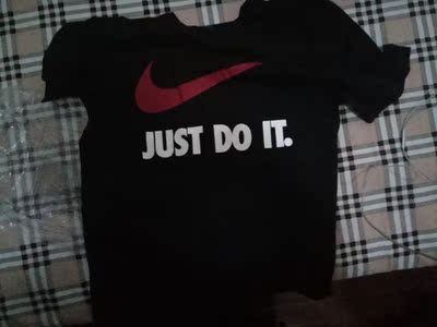 衣服很好看，送人的。摸起来手感不错！