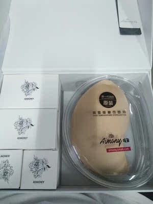 奈斯，摸上去很舒服，很轻，很薄，送的东西也挺多的