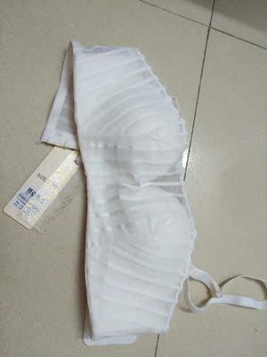 买了3套内衣，这套的杯型很明显是偏小的，然后配套的内裤蛮大的。其他OK。