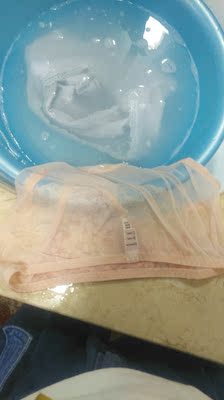 高三九班的同学一下子都回来了，这很突然。每个人都坐在原来的座位上。 　　当然我也不例外。我通常是坐在最后一排的，这次也是。 　　课桌，板凳都没什么太大的变化。变化最多是人。 　　我感觉我可能是有40岁了，别的同学从年龄上来看，大部分还算年轻，顶多30出头的样子。 　　送的内裤