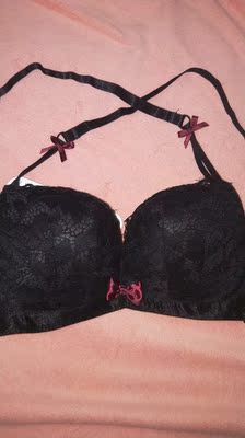 好看，试穿了一下。聚拢效果炒鸡好。平胸妹纸的我穿起来都觉得有胸器。不知道穿一天会不会往上跑。然后后面的3个扣那里，其实扣好了，也不服帖。主要是靠两条交叉带支撑着。希望这个可以改进。后期我穿再追加评论啦啦啦啦。