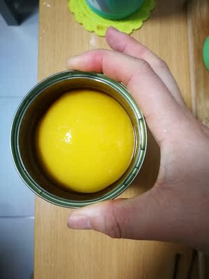 挺好吃的，买回来到现在，吃了第四罐了，怕再不拍照，就被我吃完了😂😂黄桃个头挺大的，一盒里面有四个，酸酸甜甜的，不腻，很好吃，那个调料包是康师傅Big袋方便面里面的，为了让你们看看黄桃的块头有多大😬😬，反正我挺喜欢吃的，以上意见仅供参考，继续吃罐头去了