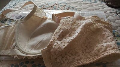 宝贝收到了，非常满意，质量没得说，面料穿的也舒服，和实体店里买的一样，以前在实体店里买的穿着就特别舒服，这回网上买也特别给力，活动价格还挺优惠的，一下没控制不住，买了五件，而且发货的速度非常的快，物流也特别快，都非常好，一次很好的购物。