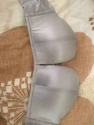 实物与图片一致！内衣的包装也是超级棒的，一共买了三个，个个都是独立包装。这一款是真的可以卷边的内衣按照平常的尺码，颜色没有色差也很显档次。买了最小号的可能是无肩带的原因吧，特别特别的紧，穿的真的简直可以说是很费力了！以前买过别的无肩带的，是先把肩带在前面扣好再转圈移动到后背去调整好，这一款按照这样的方法移动的话都有点困难，这是唯一一点不足，所以建议大家也许可以拍大一号。