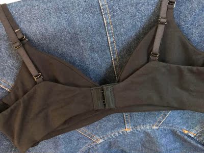 真的太舒服了，这一款还有些轻微聚拢，穿着也性感，比那个三角杯的更喜欢一些。上身图就不拍了，给各位姐妹们拍了几张实物图以供参考。零束缚轻微聚拢，做工也不错，强烈推荐