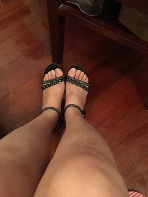 很漂亮，做工精制，特别是鞋跟，高度正好是我想要的，穿着很舒服