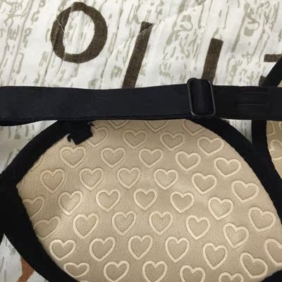 可以说是你们家小小的骨灰粉啦 谢谢你们送我的口红 颜色我很喜欢 有股淡淡的巧克力味 不是假的哟 这个买来露肩时穿的 质量还是可以的