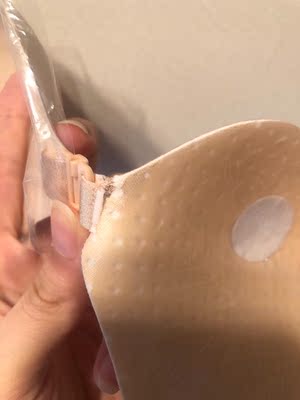 就试了一下。。就一下，还没有穿出去，就这样了。迷迷的质量你们自己看吧。客服说让我自己手缝。。刚签收就让我自己手缝？？？很迷