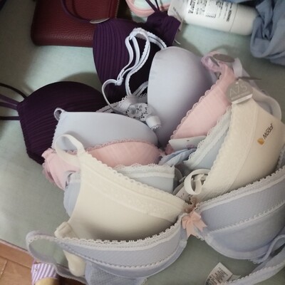 前扣的可能是因为上薄下厚所以特别聚拢 是有点比其他的要偏小一点 薄杯真的很薄很适合夏天 中杯也不厚正常 最喜欢中杯的 一片式无骨的是最舒服的 其他的都中规中矩 价格实惠款式又好看 没有别的好说的了 618打折真的比实体店便宜很多 但是白色那件有点黑点不太满意其他还好 客服也还不错 就是这样 前扣的可能是因为上薄下厚所以特别聚拢 是有点比其他的要偏小一点 薄杯真的很薄很适合夏天 中杯也不厚正常 最喜欢中杯的 一片式无骨的是最舒服的 其他的都中规中矩 价格实惠款式又好看 没有别的好说的了 618打折真的比实体店便宜很多 但是白色那件有点黑点不太满意其他还好 客服也还不错 就是这样