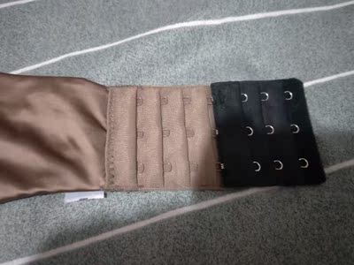 卖家推荐的尺寸不仅不合适而且，一件金色的内衣她给我配黑色的加长扣，退货也一直没协商好，几十块钱的东西，商家太无良，