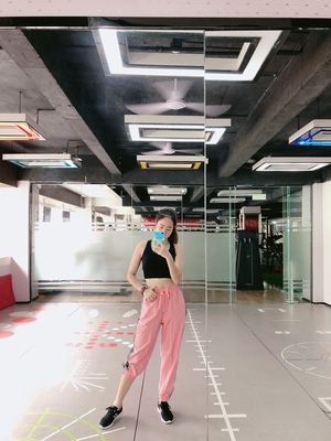 这个运动内衣穿上还挺舒服的,跑步比较防震,穿上也不勒,不像其他有些衣服穿上会有紧绷感,前面拉链的设计很方便,出了汗也很好脱下来,挺好的~ 这个运动内衣穿上还挺舒服的,跑步比较防震,穿上也不勒,不像其他有些衣服穿上会有紧绷感,前面拉链的设计很方便,出了汗也很好脱下来,挺好的~