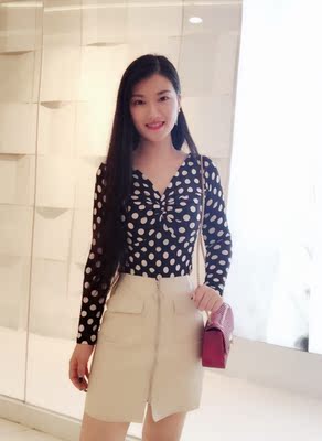 百搭的波点,很喜欢。特别显瘦,V领设计很好,闲的脖子长,适合上班族的美女。 百搭的波点,很喜欢。特别显瘦,V领设计很好,闲的脖子长,适合上班族的美女。
