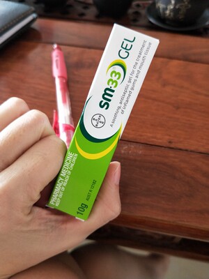 货收到了，不过还没用，看包装应该是正品吧，希望也是正品哈哈，自己口腔溃疡很严重，一直用这款，不过之前都是找代购买的，很贵，一瓶对于我来说用没有几次就没有呢，摸上去疼一下就没那么疼了，麻了