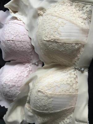 内衣穿着很舒服，夏天本来天气热，作为女生，又不能不穿内衣，而我又超爱出汗，这款内衣不但薄且透气，我很喜欢的厚度，聚拢上托，效果特别的好！喜欢的 可以入手了