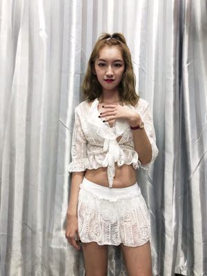 衣服很快就到啦 质量很棒呢 蕾丝手感很好 摸起来不是廉价的感觉 穿起来很舒服 分身款式很显瘦 外罩搭起来更洋气了呢 不用担心走光