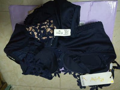 身材娇小,胸不大的妹子选A比较合适,这个有垫子,聚拢型,穿上真的大有不同。而且价格划算。 身材娇小,胸不大的妹子选A比较合适,这个有垫子,聚拢型,穿上真的大有不同。而且价格划算。