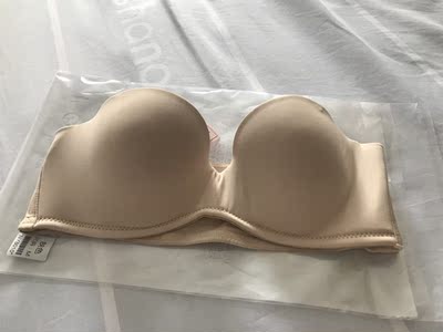 为了比较质量，同时买了这家的和另外一家的，拿到手做了个对比，这家的看起来比较有质感一点，然后面料比较亲肤，手摸上去有点凉凉的，滑滑的感觉，上身效果也不错的，然后这款可能是比较薄的缘故，穿起来没有那么贴胸，总体来说性价比不错，没有廉价感