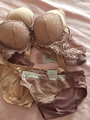 看评论尺码偏小，拍大一码刚刚好，包装细心，深浅分开